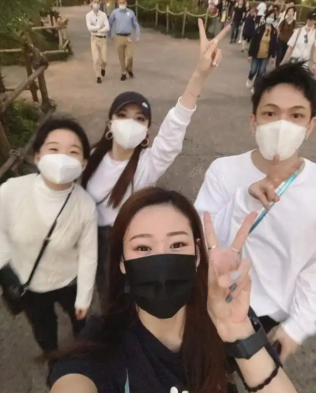  邓紫棋携员工游迪士尼,与男友mark大方同框,穿情侣装暗撒狗粮