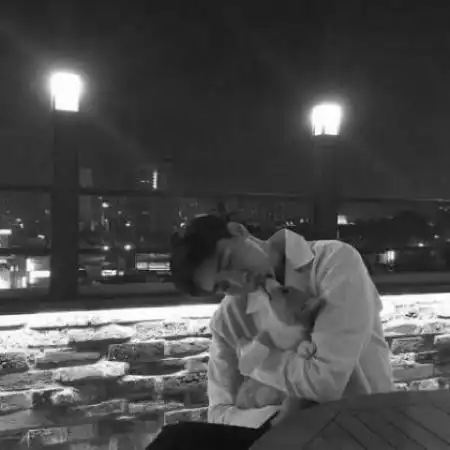  黑白头像男伤感颓废,春去夏又回只有一个人