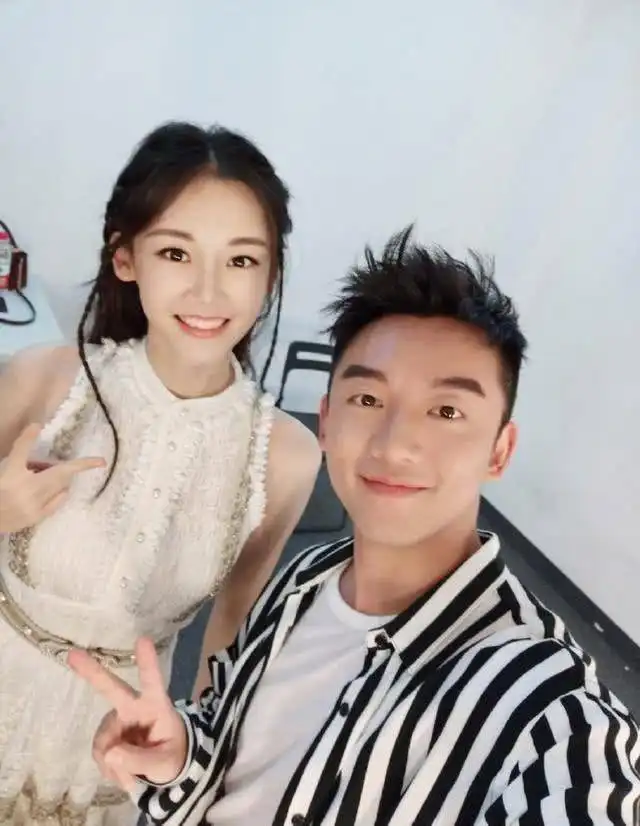  苗苗晒老公视角美照,用爱心暗戳戳表白郑恺,两人海边约会超浪漫