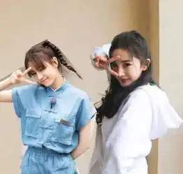  迪丽热巴自制合照引争议,给杨幂庆生被疑交作业,姐妹情微妙