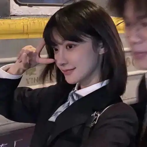  情侣头像丨把你放在心里也要抱在怀里