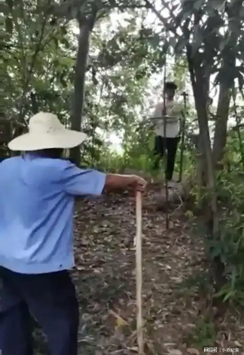  一名男子为了杀死前女友,竟然在她家附近蹲守了一周时间