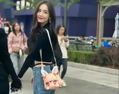  超性感裸露部位让人浮想联翩,公共场合这样穿真的太撩人了