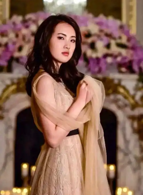  赌王小女儿何超欣闺蜜,一个是二公主姚安娜,一个是富二代袁九儿