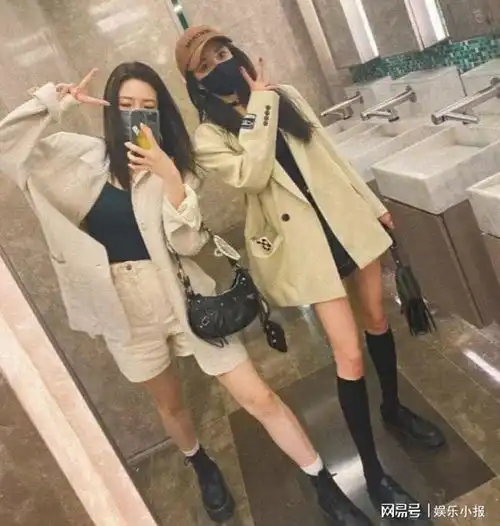 杨幂与闺蜜逛街喝咖啡,无人认出还被男路人搭讪,大幂幂反应好逗