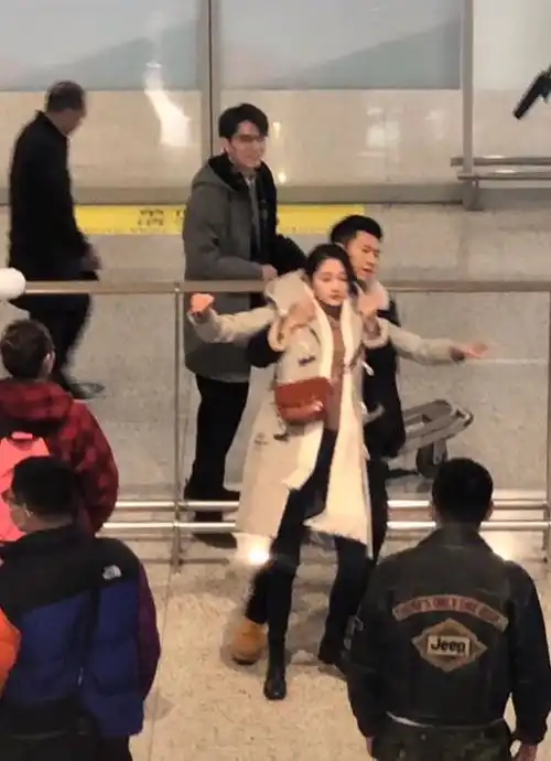  关晓彤拍戏被偶遇,张一山霸气摸头杀超宠溺,关晓彤笑得好甜