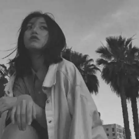  颓废一点的女生黑白头像,一场最美好的回忆