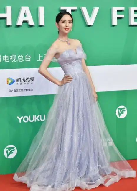  佟丽娅离婚后更美了,一抹紫裙高贵典雅,简直就是迪士尼在逃公主