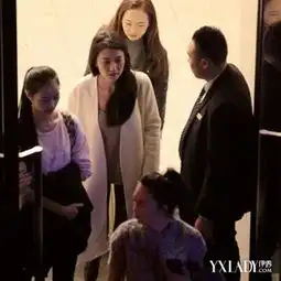 曝光高圆圆深夜与闺蜜泡吧赵又廷发声备孕后女神仍贪玩