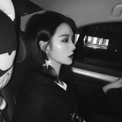  女人黑白头像高冷魅惑,高清好看的头像女黑白高冷图片