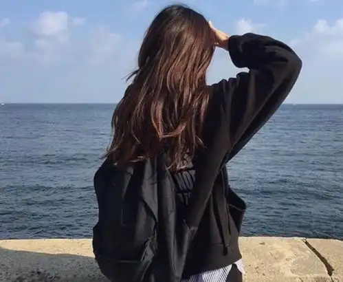  哥哥拉扯妹妹长大,妹出嫁怕哥丢面子不让参加,看到妹夫哥捶头