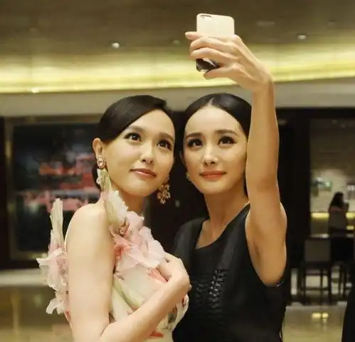 唐嫣婚后首亮相,遇上杨幂全程无交流,反倒是紧搂杨幂新闺蜜