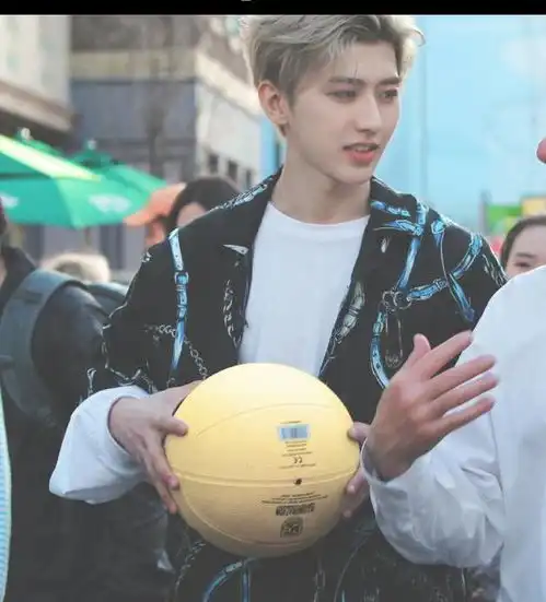  篮球小王子蔡徐坤投篮游戏连续投中超酷学长赢了两个小黄人