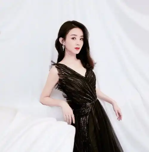  刘亦菲赵丽颖同框引热议,刘亦菲发福身材不如辣妈赵丽颖