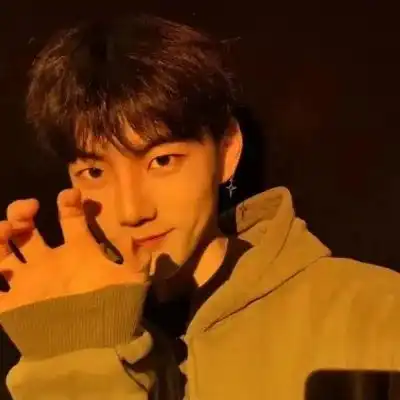  男生头像唯物主义和唯心主义的辩论,其核心思想是你