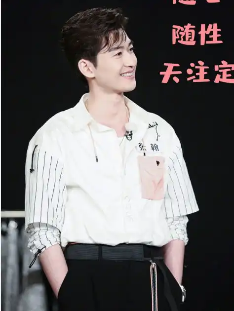  张翰晒男友视角下的情侣合照,发文承认吧看到配图,不知道要羡慕谁了张翰戚薇郭麒麟综艺霸道总裁网易订阅