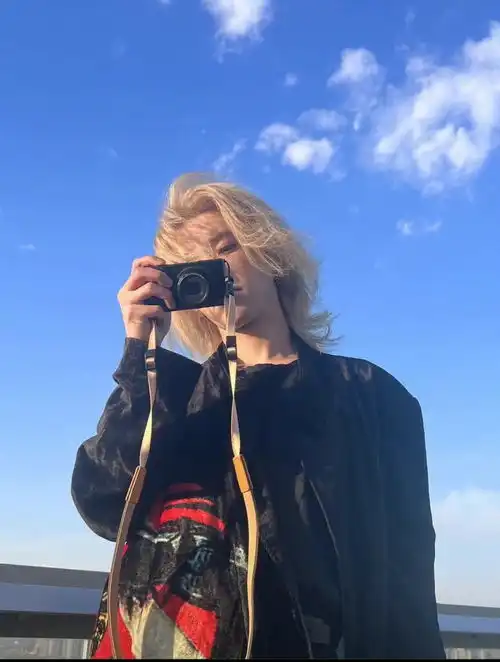  华晨宇发王悦伊同款文案秀恩爱后,王悦伊也用花朵杯垫撒糖