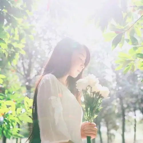  花阳光女生头像