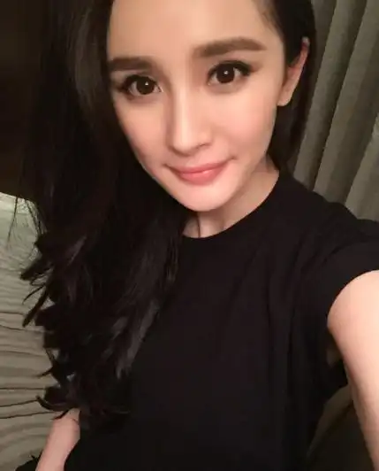 杨幂掐点发文祝福唐嫣,更加证明俩人是好闺蜜,友谊长久