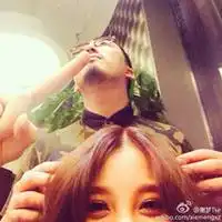  暧昧的一左一右情侣qq头像