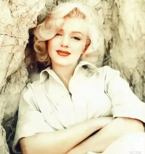  她因为天生厚唇被霸凌