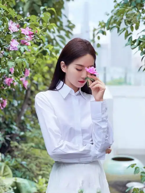  装清纯35岁的杨幂刘诗诗,比不过42岁的秦岚