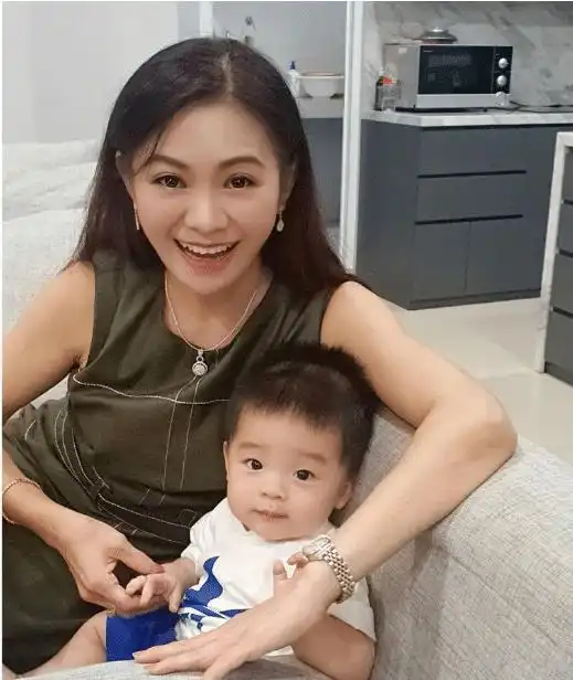  奇闻53岁冻龄奶奶走红,俩儿子都拒绝和她逛街,只因怕被当成情侣