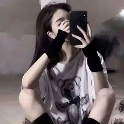  对镜自拍女生头像