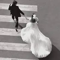  一个黑白情侣头像一个男牵一个女过马路的那女穿着婚纱的