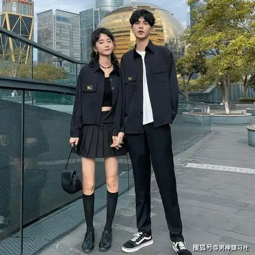  一定要穿得一模一样才算情侣装拜托你们这是在装情侣