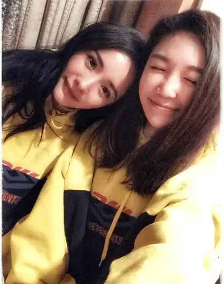 杨幂与闺蜜穿姐妹装合照超黏人与唐嫣姐妹情分走到尽头