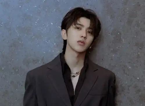  蔡徐坤被偶遇和郑恺打篮球,苹果头造型露出大额头是认真的吗