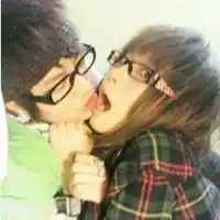  一个男孩子亲女孩的情侣头像在左边