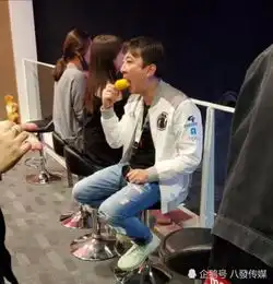  王思聪大口吃玉米被拍,继吃热狗后,网友制作表情包又添新素材