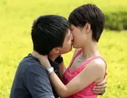  抓拍娱乐圈明星情侣激吻瞬间风格大不同