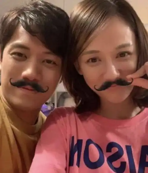  42岁陈乔恩领证被拍,与alan在登记处合照,对镜头甜呼我结婚了