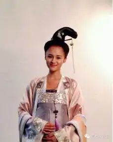 她是孙红雷师妹,凭花千骨成名,今替代胡冰卿出演旋风2