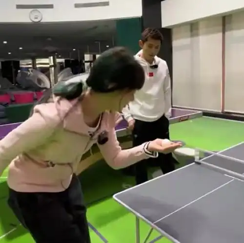  奥运冠军张继科与网红切磋球技,引来各种议论,马龙也被牵扯进来