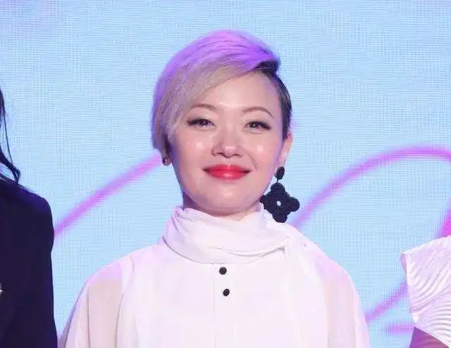 闺蜜2陈意涵披婚纱曝期待结婚,与张钧甯薛凯琪玩亲亲