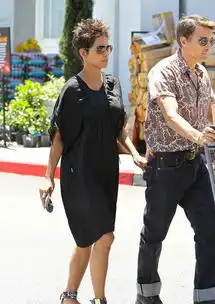  小情侣们约会忙,新婚couple如胶似漆海报网最新欧美明星情侣街拍合辑5月10日5月23日