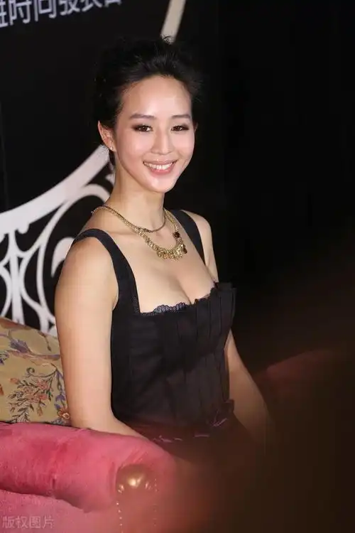 张钧甯难得秀身材,穿黑色吊带裙优雅别致,身形高挑又挺拔