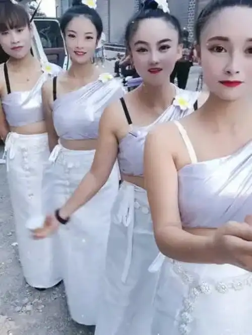  一起美到发光兴义花灯小姐姐些加油暴富暴瘦暴美丽心情要好生活要嗨