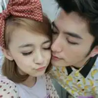  一个男生手拿玻璃片情侣图片动漫