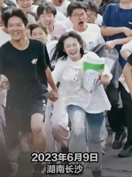  好学校不如带货复读加带货,去年考场牵手情侣成网红