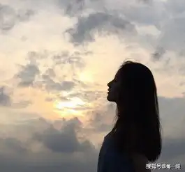  女子地铁站奔溃大哭,陌生人拥抱安慰生活太难,谢谢你的抱抱