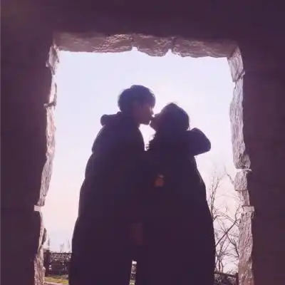  qq个性头像情侣亲吻一对两张高清图片