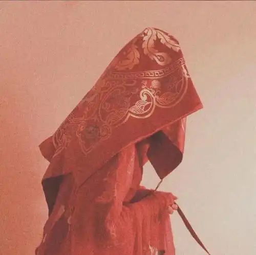  拦门酒太多新郎怒摔捧花转身就走,作为女生我支持