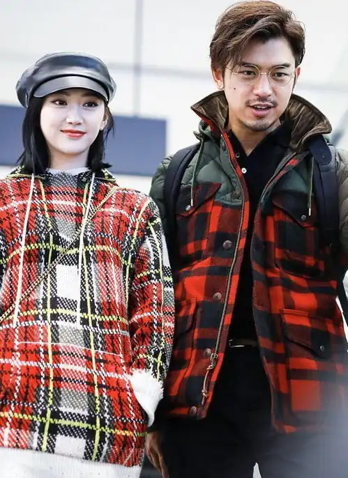  景甜陈柏霖现身机场,情侣装互动亲密