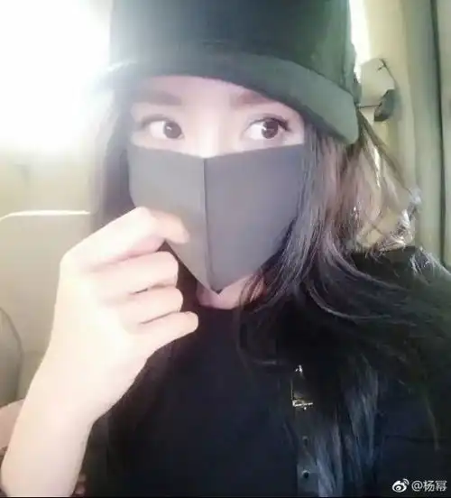 杨幂12年前出现在双响炮那时候真是一张面瘫脸