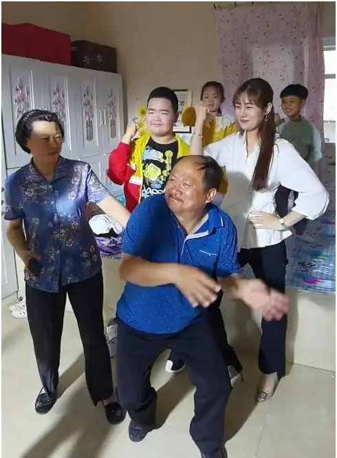  乡村爱情谢腾飞长大了,父子长相,体型简直复制粘贴一样